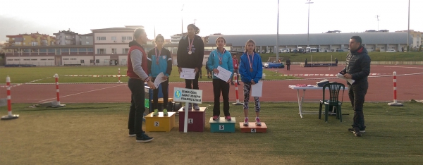 Yasemin Börekçi a été première en athlétisme lors du championnat inter-écoles