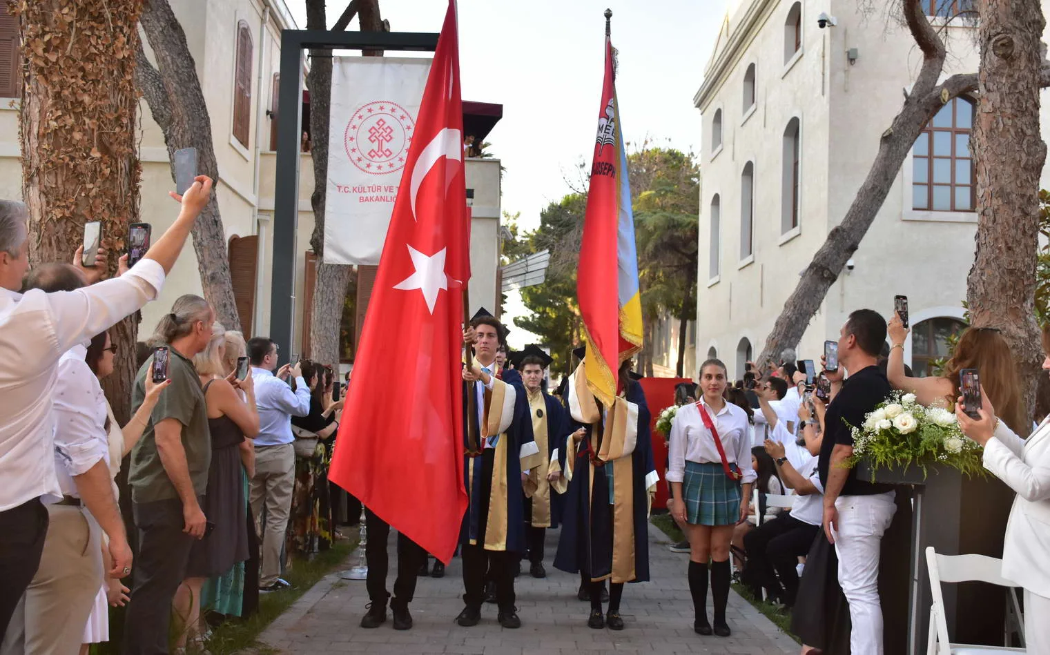 Mezuniyet töreninde diploma alan Saint-Joseph öğrencileri