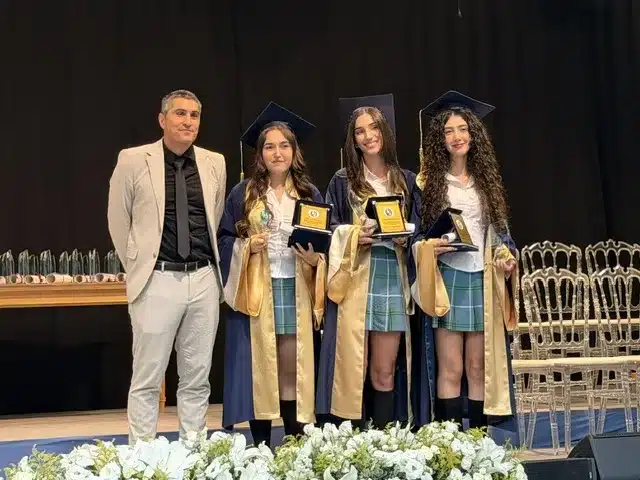 okulun ilk üç öğrencisi ve okul müdür