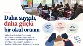 Saint-Joseph öğrencileri akran zorbalığı bilgilendirme sunumunu dinliyor